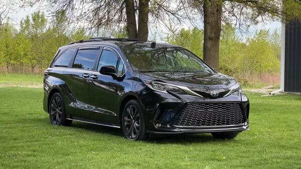 Nhà di động từ MPV Toyota ngang cỡ Alphard, thoải mái không kém Ford Transit