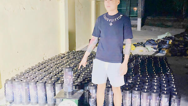 Bắt giữ thanh niên vận chuyển trái phép 384 bình khí cười
