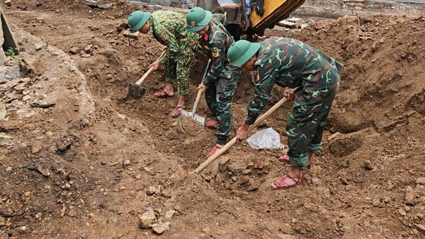 Cất bốc 2 hài cốt liệt sĩ khi cải tạo di tích Trường Bồ Đề ở Quảng Trị