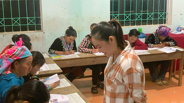 Hành trình xóa mù chữ ở Lao Tỷ Phùng