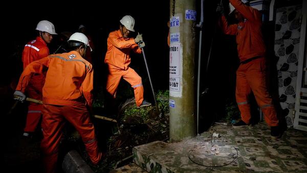 Cấp điện cho hơn 1,49 triệu khách hàng bị ảnh hưởng do bão số 13