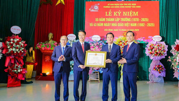 Trường Cao đẳng Công nghiệp Bắc Ninh nhận Bằng khen của Bộ trưởng Bộ GD&ĐT