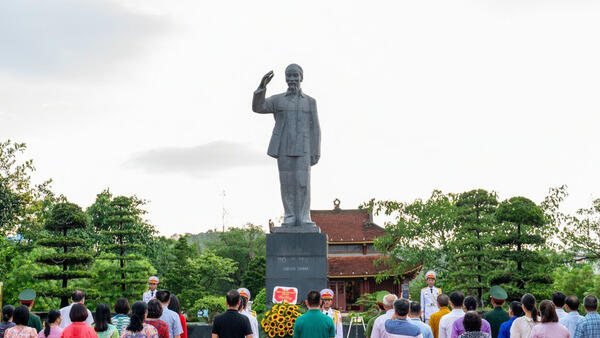 Thay đổi bia di tích tại Khu lưu niệm Chủ tịch Hồ Chí Minh trên đảo Cô Tô