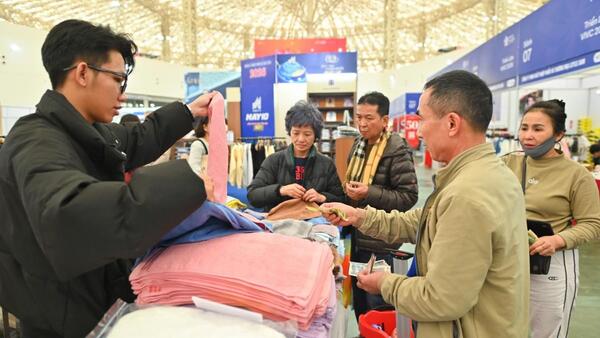 Ưu đãi sâu, hàng dệt may, da giày ghi nhận doanh thu khả quan tại Hội chợ Mùa Xuân