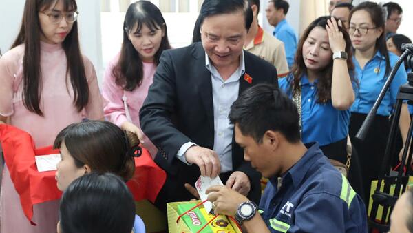 Phó Chủ tịch Quốc hội Nguyễn Khắc Định tặng quà Tết, động viên người lao động khó khăn tại Khánh Hòa
