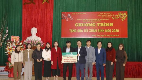 Vietcombank trao 1 tỷ đồng hỗ trợ giáo dục và xây nhà đại đoàn kết tại tỉnh Phú Thọ