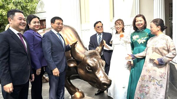 Bộ trưởng Nguyễn Văn Thắng đánh cồng khai trương giao dịch chứng khoán đầu Xuân Bính Ngọ