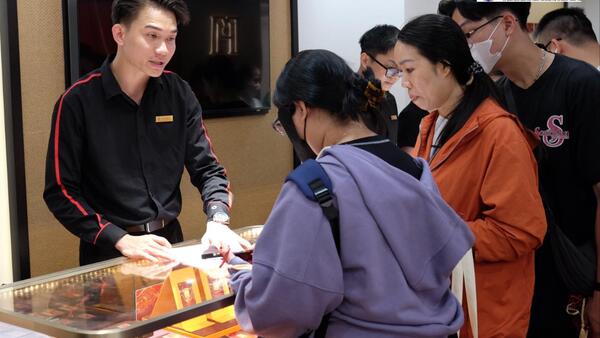 Giá vàng hôm nay 25/2: Vàng biến động khi sát vía Thần Tài