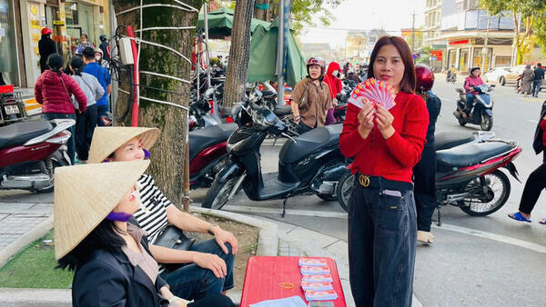 Giá vàng tăng cao, người dân mua vé số 'cầu lộc' ngày vía Thần Tài