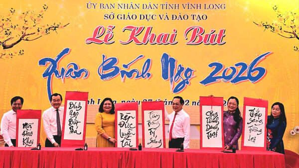 Hàng nghìn giáo viên, học sinh Vĩnh Long khai bút Xuân Bính Ngọ