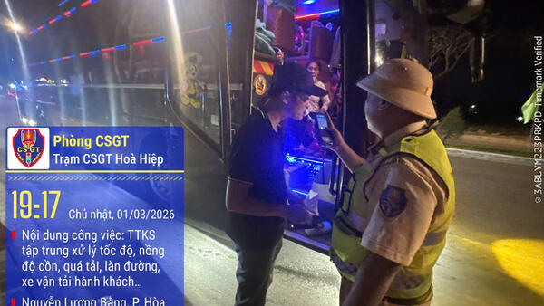 Công an Đà Nẵng xử lý xe khách 38 chỗ 'nhồi nhét' 53 người