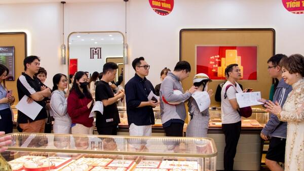 Vàng trong nước tăng theo thế giới, doanh nghiệp mở rộng kênh phân phối