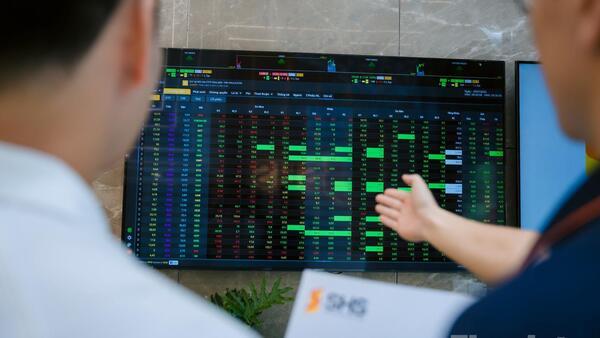 Thị trường chứng khoán "thử lửa" tại vùng đỉnh lịch sử sau tuần khai xuân bùng nổ