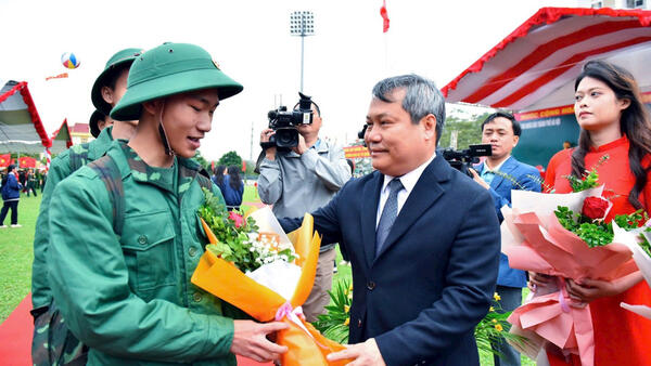 Chủ tịch Hà Nội động viên tân binh lên đường nhập ngũ