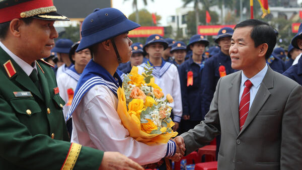 Hơn 2.100 thanh niên Quảng Trị lên đường 'tòng quân'