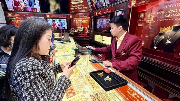 Vàng giảm sau chuỗi tăng nóng, nhu cầu trú ẩn vẫn nâng đỡ thị trường