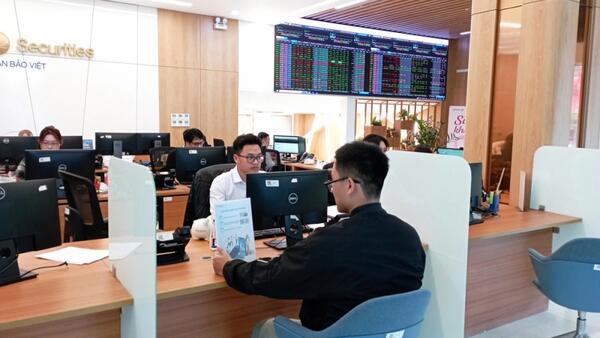 Tháng 2/2026: VN-Index trên HoSE tăng 2,8%, thanh khoản biến động theo nhịp thị trường