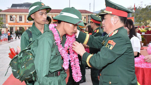 Những thanh niên ưu tú khu vực 1 Mường Nhé lên đường nhập ngũ