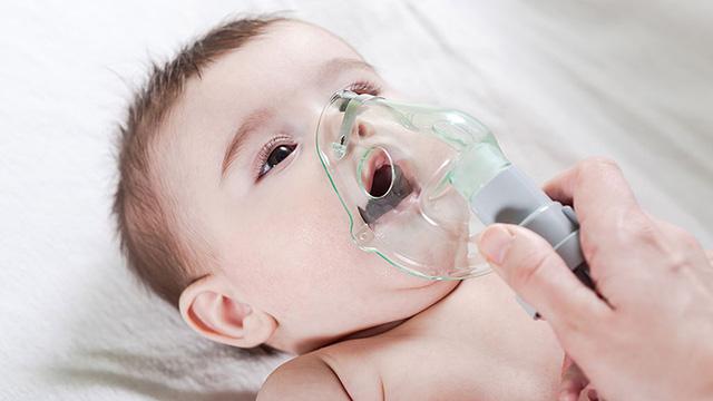 Bé cưng nhà bạn ho ‘muốn rụng phổi’: Cảnh báo 3 dấu hiệu của bệnh viêm thanh quản cấp tính bố mẹ nào cũng cần phải lưu tâm, lơ là một chút sẽ nguy hại cho con trẻ - Ảnh 2. Bé cưng nhà bạn ho ‘muốn rụng phổi’: Cảnh báo 3 dấu hiệu của bệnh viêm thanh quản cấp tính bố mẹ nào cũng cần phải lưu tâm, lơ là một chút sẽ nguy hại cho con trẻ - Ảnh 2.