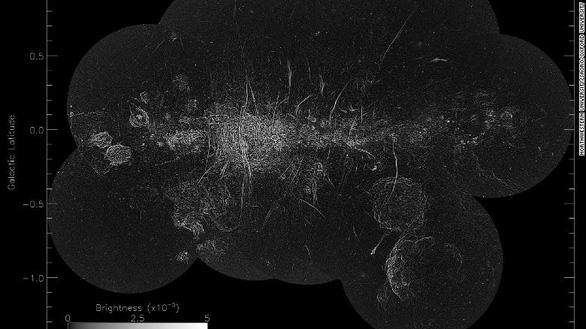 Phát hiện hàng ngàn sợi dây bí ẩn ở trung tâm dải Ngân hà - Ảnh 1.