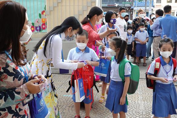 TP.HCM đón học sinh lớp 1 đến trường làm quen trước khi đi học chính thức - Ảnh 1.