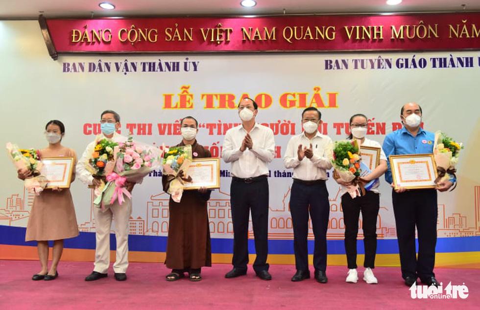 Trao giải Tình người nơi tuyến đầu phòng chống dịch COVID-19: Trong khó khăn, tình người tỏa sáng - Ảnh 5.