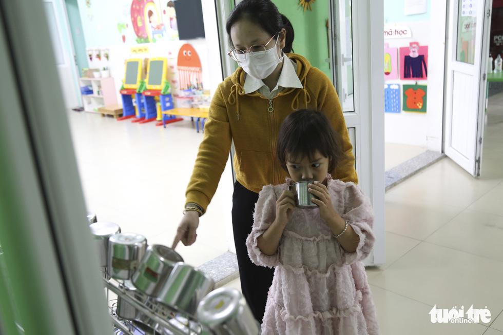Tiểu học, mầm non Đà Nẵng mở cửa, học sinh vắng khá nhiều do phụ huynh chưa yên tâm - Ảnh 10.