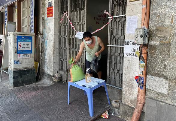 TP.HCM: Tạm phong tỏa chung cư Nguyễn Du ở quận 1 vì có nhiều ca COVID-19 - Ảnh 1.