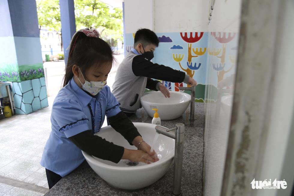 Tiểu học, mầm non Đà Nẵng mở cửa, học sinh vắng khá nhiều do phụ huynh chưa yên tâm - Ảnh 4.