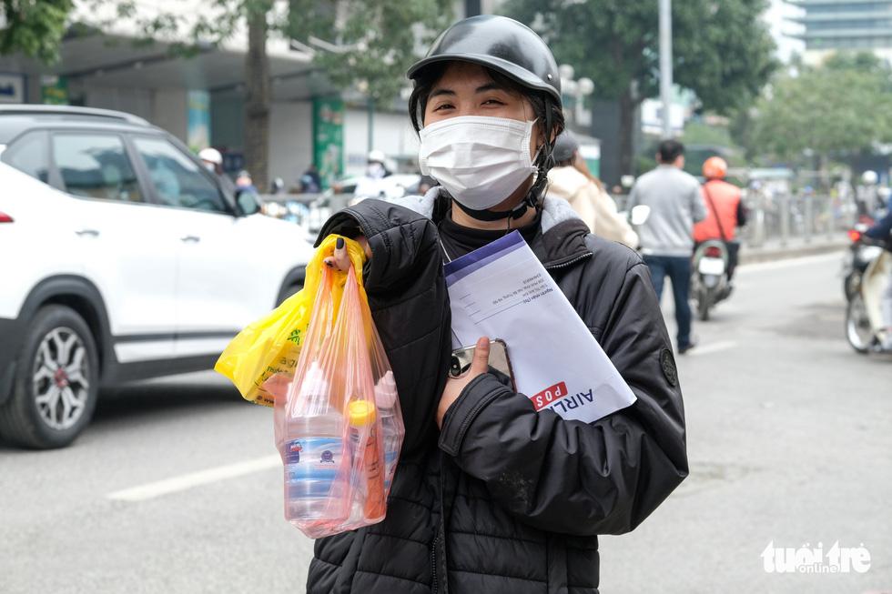 Hà Nội: Đổ xô đi mua thuốc, kit xét nghiệm, chanh sả xông hơi và... hẹn hò ăn kem - Ảnh 4.