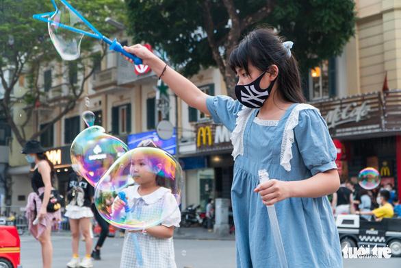 Các khu vui chơi đông nghịt trẻ em, sao Hà Nội vẫn đợi tiêm vắc xin mới cho trẻ tới trường? - Ảnh 4.