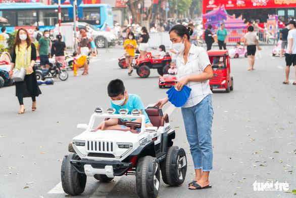 Các khu vui chơi đông nghịt trẻ em, sao Hà Nội vẫn đợi tiêm vắc xin mới cho trẻ tới trường? - Ảnh 3.