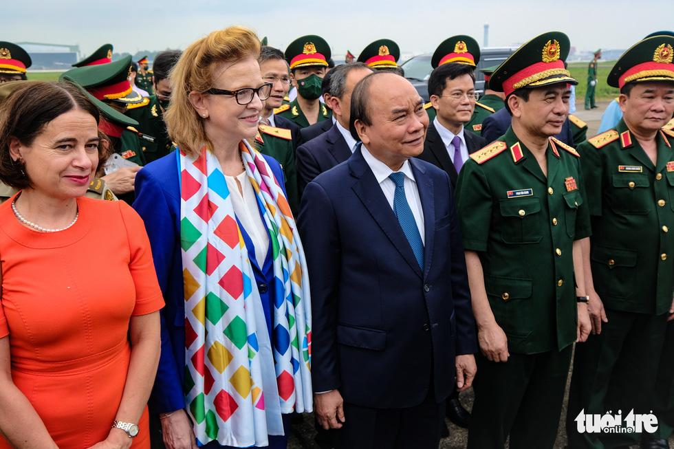 Chủ tịch nước, Bộ trưởng Bộ Quốc phòng ra sân bay tiễn chiến sĩ mũ nồi xanh đi làm nhiệm vụ - Ảnh 4.