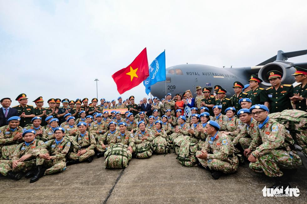 Chủ tịch nước, Bộ trưởng Bộ Quốc phòng ra sân bay tiễn chiến sĩ mũ nồi xanh đi làm nhiệm vụ - Ảnh 1.