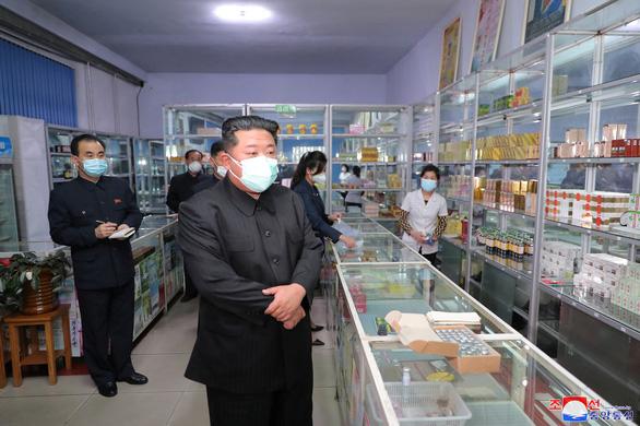 Ông Kim Jong Un yêu cầu khẩn trương ổn định thuốc men - Ảnh 1. Ông Kim Jong Un yêu cầu khẩn trương ổn định thuốc men - Ảnh 1.