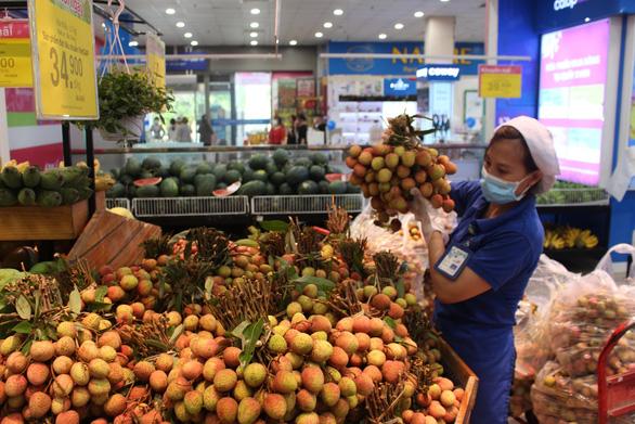 Vải thiều vào siêu thị tươi ngon, chất lượng - Ảnh 1.