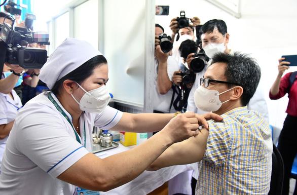 Phó thủ tướng Vũ Đức Đam tiêm vắc xin mũi 4 tại Bệnh viện Bệnh nhiệt đới TP.HCM - Ảnh 1. Phó thủ tướng Vũ Đức Đam tiêm vắc xin mũi 4 tại Bệnh viện Bệnh nhiệt đới TP.HCM - Ảnh 1.