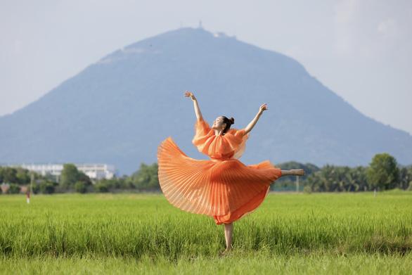 Vũ Hoàng My tung bộ ảnh giới thiệu trang phục của nhà thiết kế Adrian Anh Tuấn, Lê Thanh Hòa - Ảnh 7.