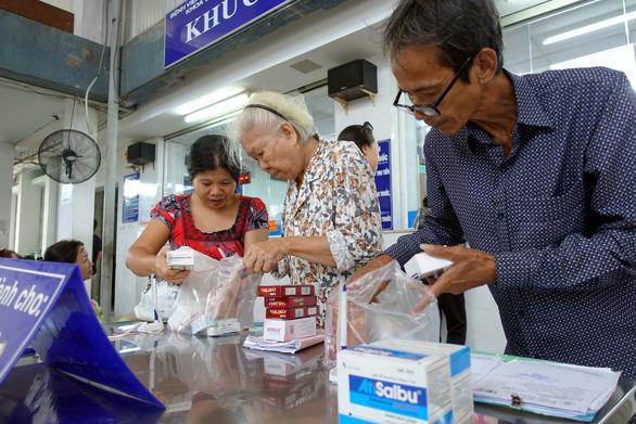 Dùng thẻ bảo hiểm y tế của người đã chết để đi khám, chữa bệnh - Ảnh 1.