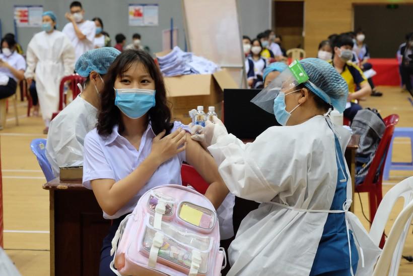 Tiêm vắc xin cho học sinh.