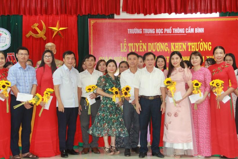 Trường THPT Cẩm Bình tuyên dương học sinh đạt điểm cao tại kỳ thi tốt nghiệp THPT 2022 ảnh 2