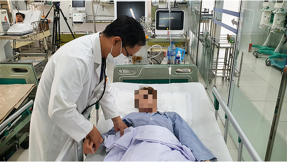 Lời kể của bệnh nhân trong vụ 8 người ngộ độc rượu, 2 người tử vong - Ảnh 1.