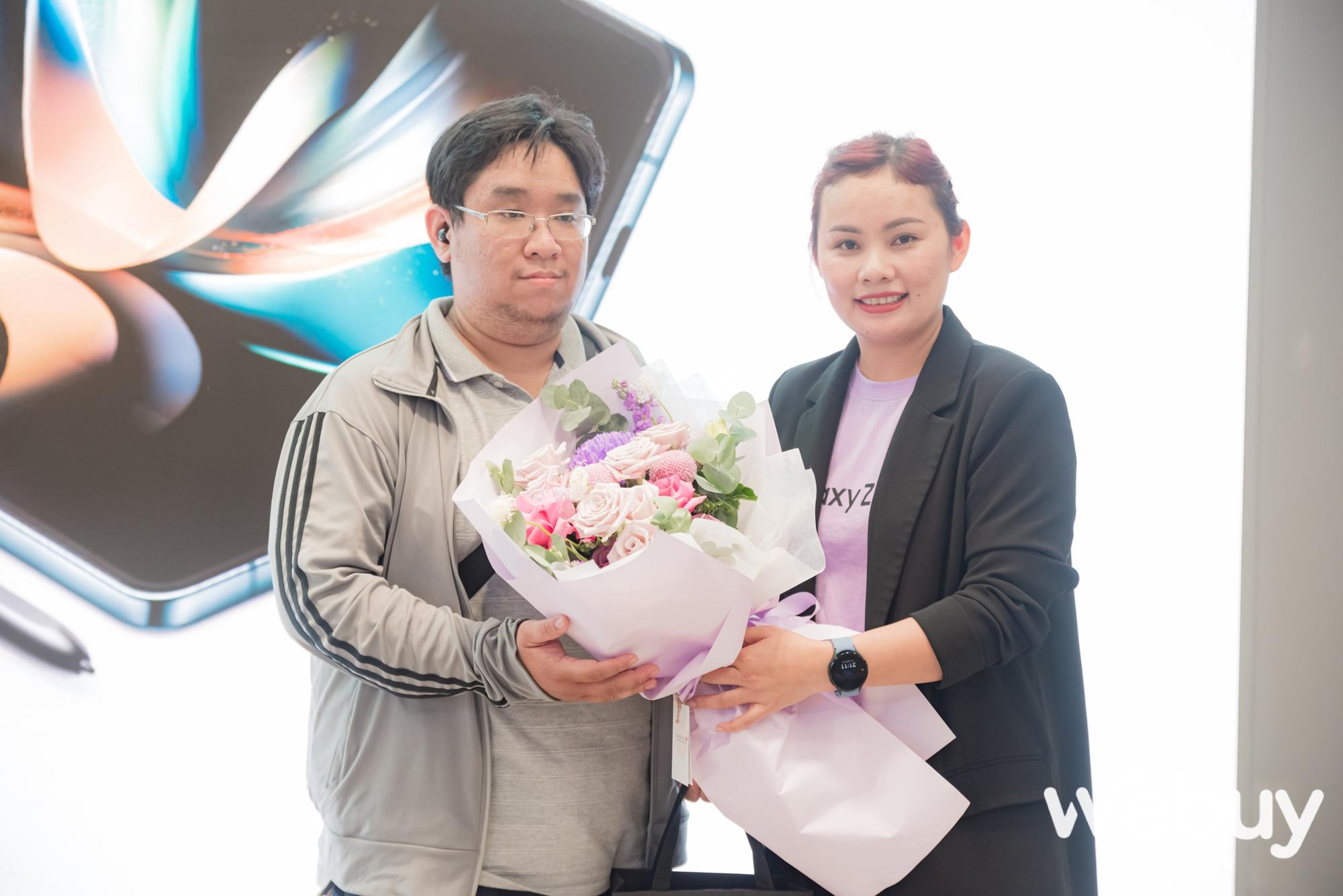 Người dùng nhận hàng sớm Galaxy Z Fold4 đầu tiên tại Việt Nam: “Ấn tượng trên cả mong đợi” - Ảnh 2. Người dùng nhận hàng sớm Galaxy Z Fold4 đầu tiên tại Việt Nam: “Ấn tượng trên cả mong đợi” - Ảnh 2.