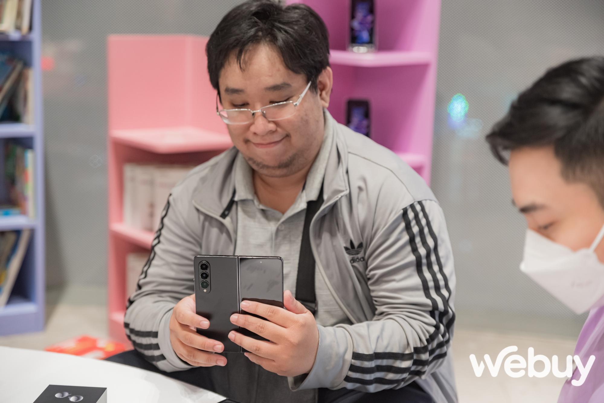 Người dùng nhận hàng sớm Galaxy Z Fold4 đầu tiên tại Việt Nam: “Ấn tượng trên cả mong đợi” - Ảnh 4. Người dùng nhận hàng sớm Galaxy Z Fold4 đầu tiên tại Việt Nam: “Ấn tượng trên cả mong đợi” - Ảnh 4.