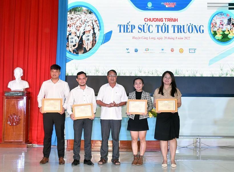 Báo Giáo dục và Thời đại tiếp sức học trò nghèo huyện Càng Long, Trà Vinh ảnh 4