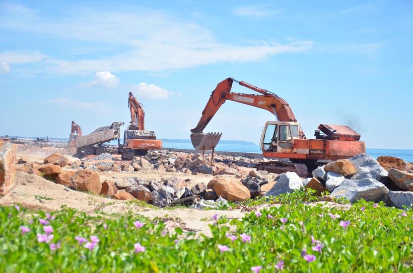 Quảng Ngãi: Chạy đua hoàn thành 2 kè biển trước mùa mưa bão ảnh 1