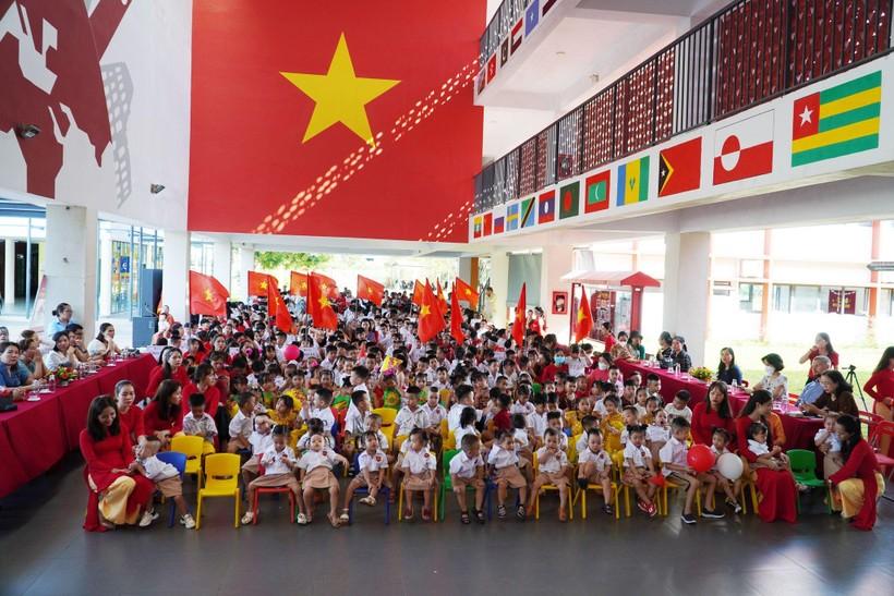 Trường học ở Quảng Trị thả chim bồ câu nhân ngày khai giảng ảnh 1