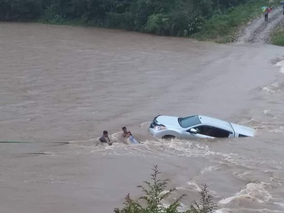 Huyện vùng cao Tu Mơ Rông cho học sinh nghỉ học vì mưa lớn - Ảnh 2.