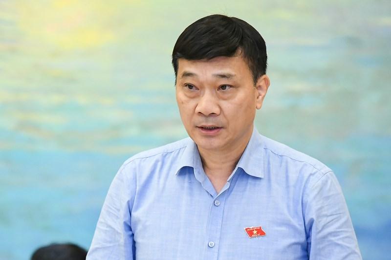 Chủ nhiệm Ủy ban Kinh tế Vũ Hồng Thanh trình bày báo cáo thẩm tra đánh giá thực hiện Kế hoạch phát triển KT-XH năm 2022.