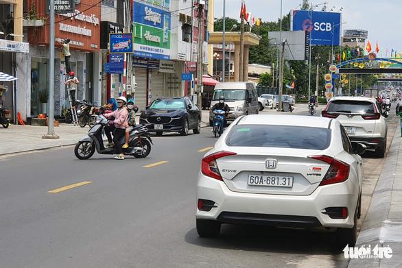 Dân kêu khổ vì biển báo đậu ô tô ngày chẵn, ngày lẻ chưa hợp lý - Ảnh 2.